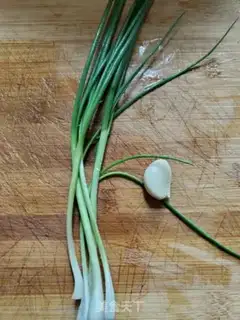 Make Onion fried green bean sprouts step 1