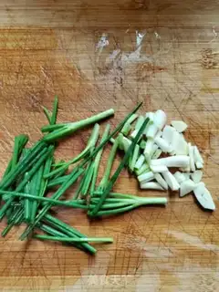Make Onion fried green bean sprouts step 2