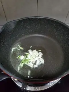 Make Onion fried green bean sprouts step 3