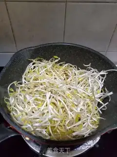 Make Onion fried green bean sprouts step 4