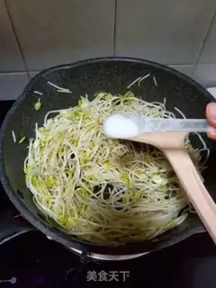 Make Onion fried green bean sprouts step 5