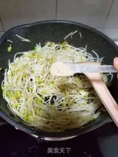 Make Onion fried green bean sprouts step 6
