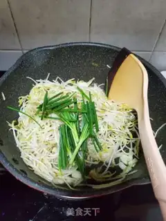 Make Onion fried green bean sprouts step 7