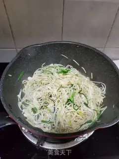Make Onion fried green bean sprouts step 8