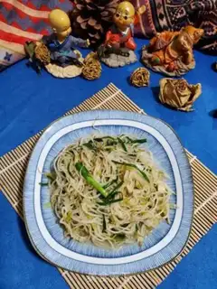 Make Onion fried green bean sprouts step 10