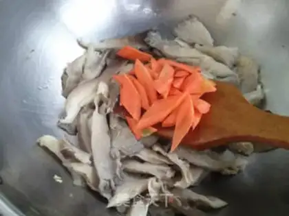 Make Fung-tailed fried eggs step 3