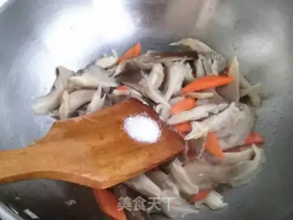 Make Fung-tailed fried eggs step 4