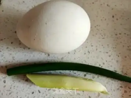 Make Onions, fried goose eggs step 0
