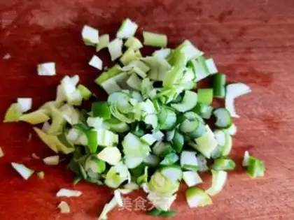 Make Onions, fried goose eggs step 1