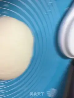 Make Black sesame sugar triangle step 2