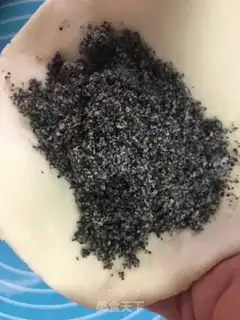 Make Black sesame sugar triangle step 7