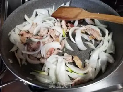 Make Onion fried pig sausage powder step 5