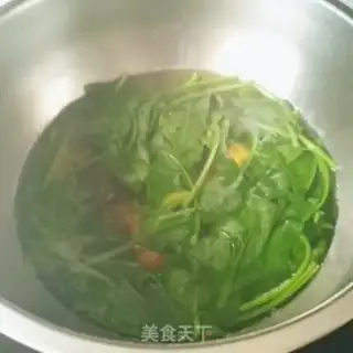 Make A spinach bouquet step 1