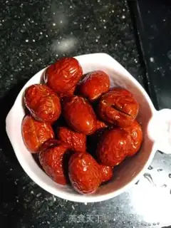 Make Red dates with walnuts step 0