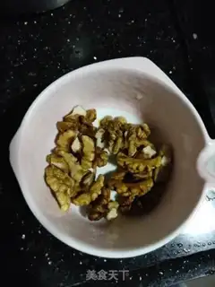 Make Red dates with walnuts step 1