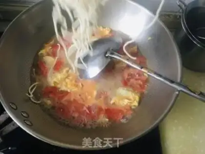 Make Tomato egg cucumber noodles step 2