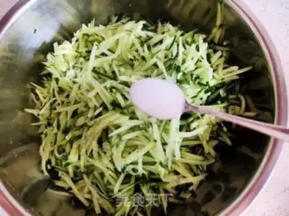 Make Cucumber egg dumplings step 3