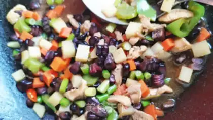 Make Black corn chicken gravy step 3