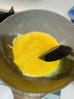 Make Scrambled eggs step 1