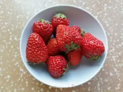 Make Banana strawberry yogurt cup step 1