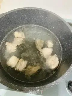 Make Tomato chop soup step 1