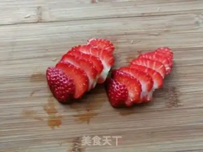 Make Banana strawberry yogurt cup step 2