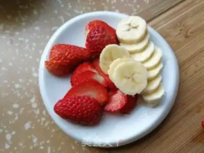 Make Banana strawberry yogurt cup step 3