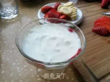 Make Banana strawberry yogurt cup step 4