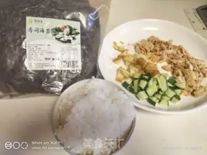 Make cucumber hand tore chicken sushi step 0