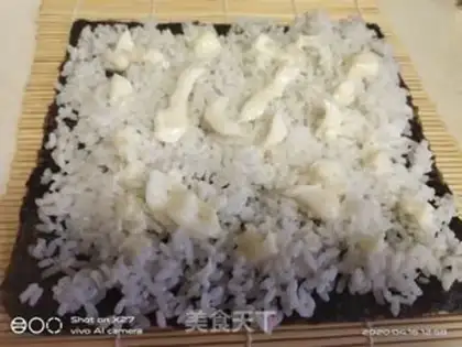 Make cucumber hand tore chicken sushi step 1