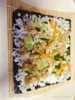Make cucumber hand tore chicken sushi step 2