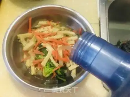 Make Noodle carrots and spinach step 4