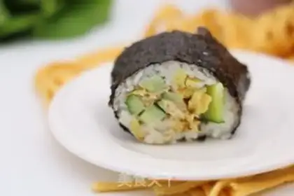 Make cucumber hand tore chicken sushi step 6