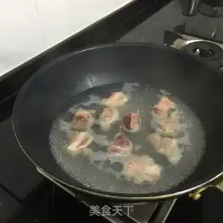 Make Corn radish, bone soup step 1