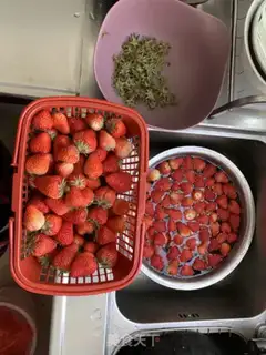 Make Frozen strawberry sauce step 0