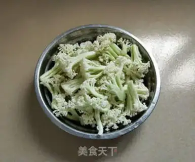 Make Tomato fried flowers step 0