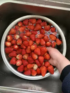 Make Frozen strawberry sauce step 1