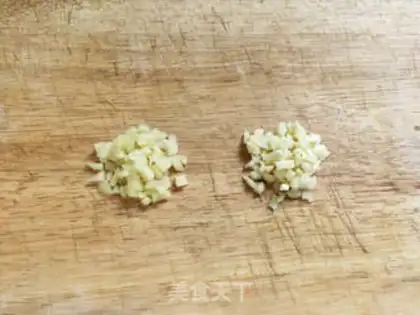 Make Tomato fried flowers step 1