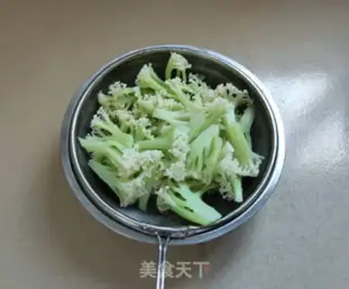 Make Tomato fried flowers step 4