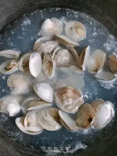 Make Shell steamed eggs step 1