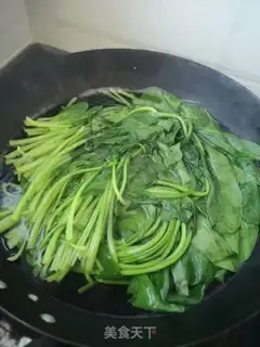 Make Spicy spinach step 1