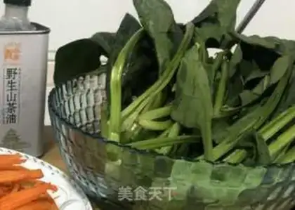 Make Spicy spinach step 1