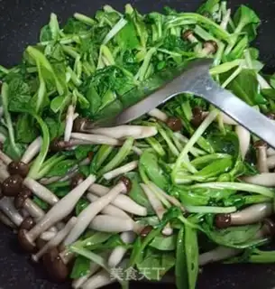 Make Crab-flavored greens step 2