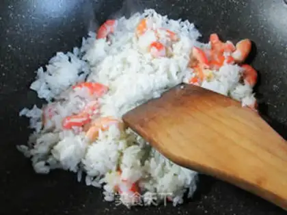 Make Sweet shrimp pineapple fried rice step 2
