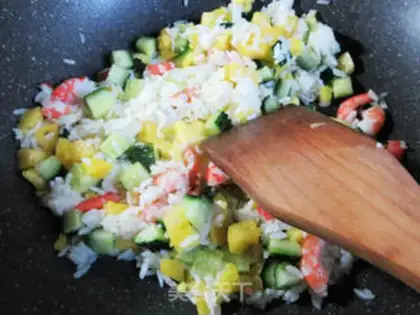Make Sweet shrimp pineapple fried rice step 3