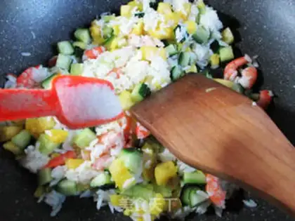 Make Sweet shrimp pineapple fried rice step 4