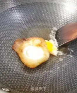 Make Pyramid garlic and eggs step 0