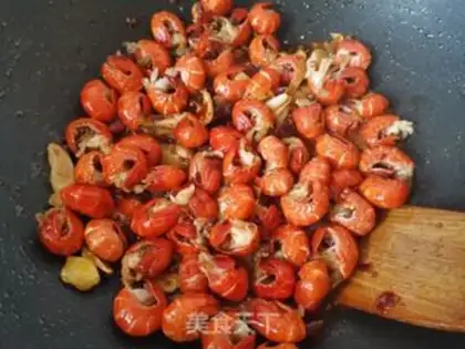 Make Spicy little lobster tail step 5