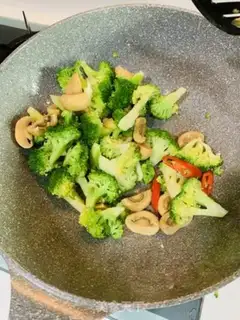 Make The broccoli with the white mushrooms step 4