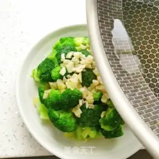 Make Garlic broccoli step 8